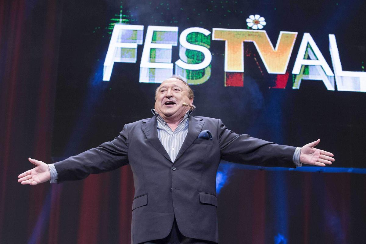 El actor Fernando Esteso, durante la gala de inauguración del Festival de Televisión de Primavera "FesTVal", celebrada esta tarde en el Teatro Romea de Murcia.