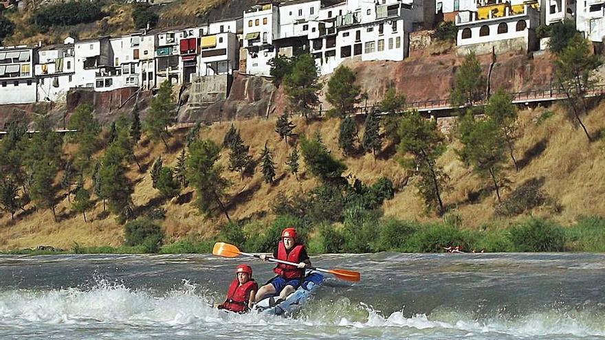 Piuragüistas desafían las corrientes en Montoro.