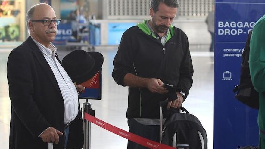 El presidente Eduardo García y Joan Plaza, en el aeropuerto, en una imagen de archivo.