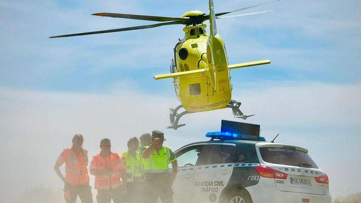 Momento en el que el helicópetero traslada a la persona herida a Zaragoza.