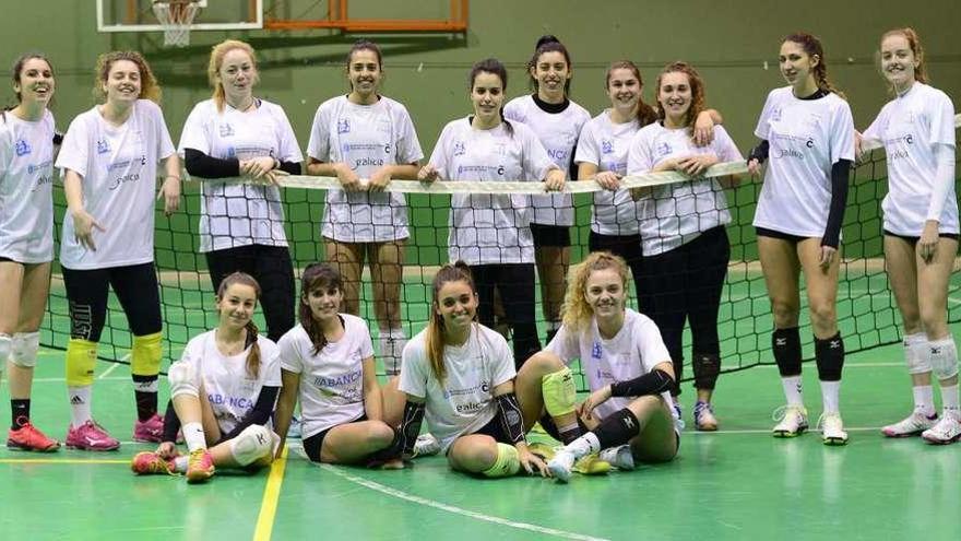 Las jugadoras del Autos Cancela Zalaeta, durante su entrenamiento de ayer en el Barrio de las Flores.