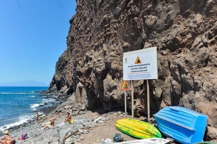 29-08-2020 MOGÁN. Coches aparacados en el barranco junto a la playa de Tasarte y usuarios. Fotógrafo: ANDRES CRUZ  | 29/08/2020 | Fotógrafo: Andrés Cruz