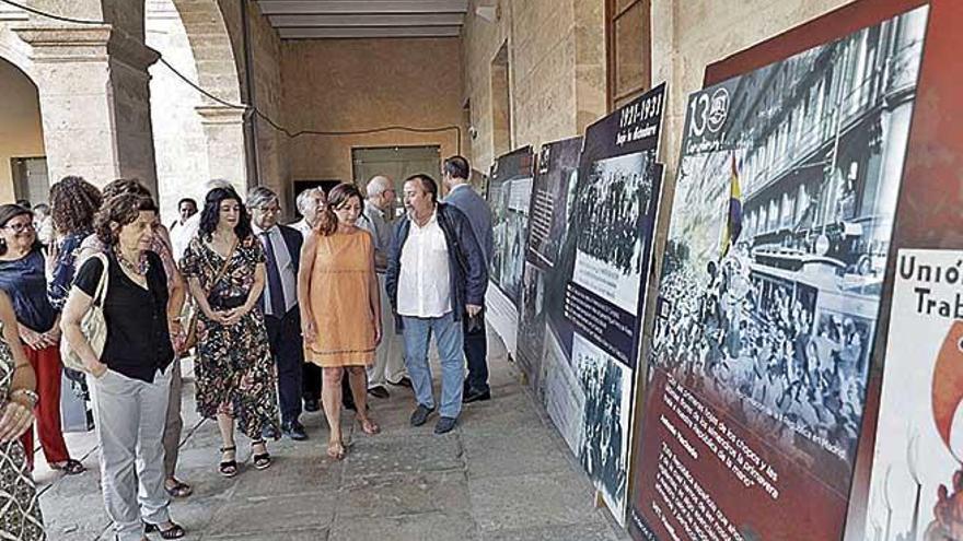 Santiago y Armengol junto a representantes del sindicato recorren ayer la exposiciÃ³n.