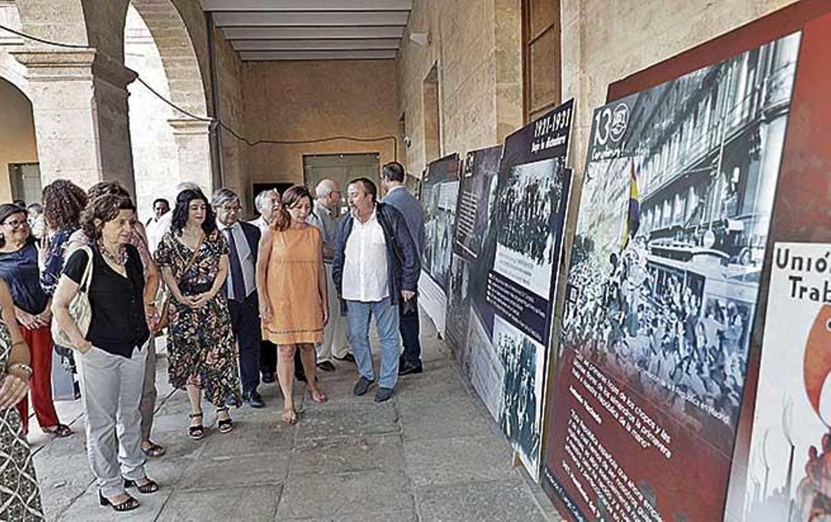 Santiago y Armengol junto a representantes del sindicato recorren ayer la exposiciÃ³n.
