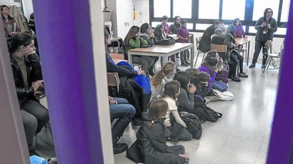 Debate en el interior de una de las aulas de ESO del Instituto Quatre Cantons, en el Poblenou.