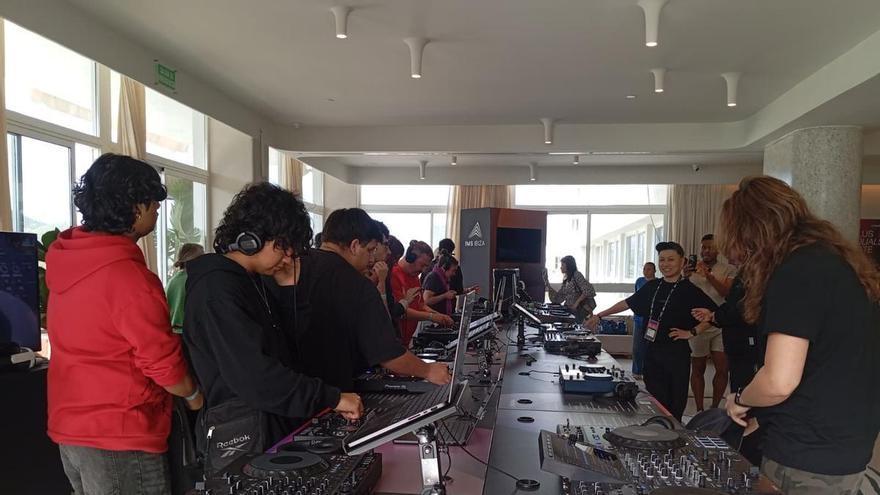 Los futuros djs y artistas de Ibiza en el taller de IMS: "No me importa tanto que sea un proyecto grande o pequeño, me importa seguir mi pasión, que es el vídeo"