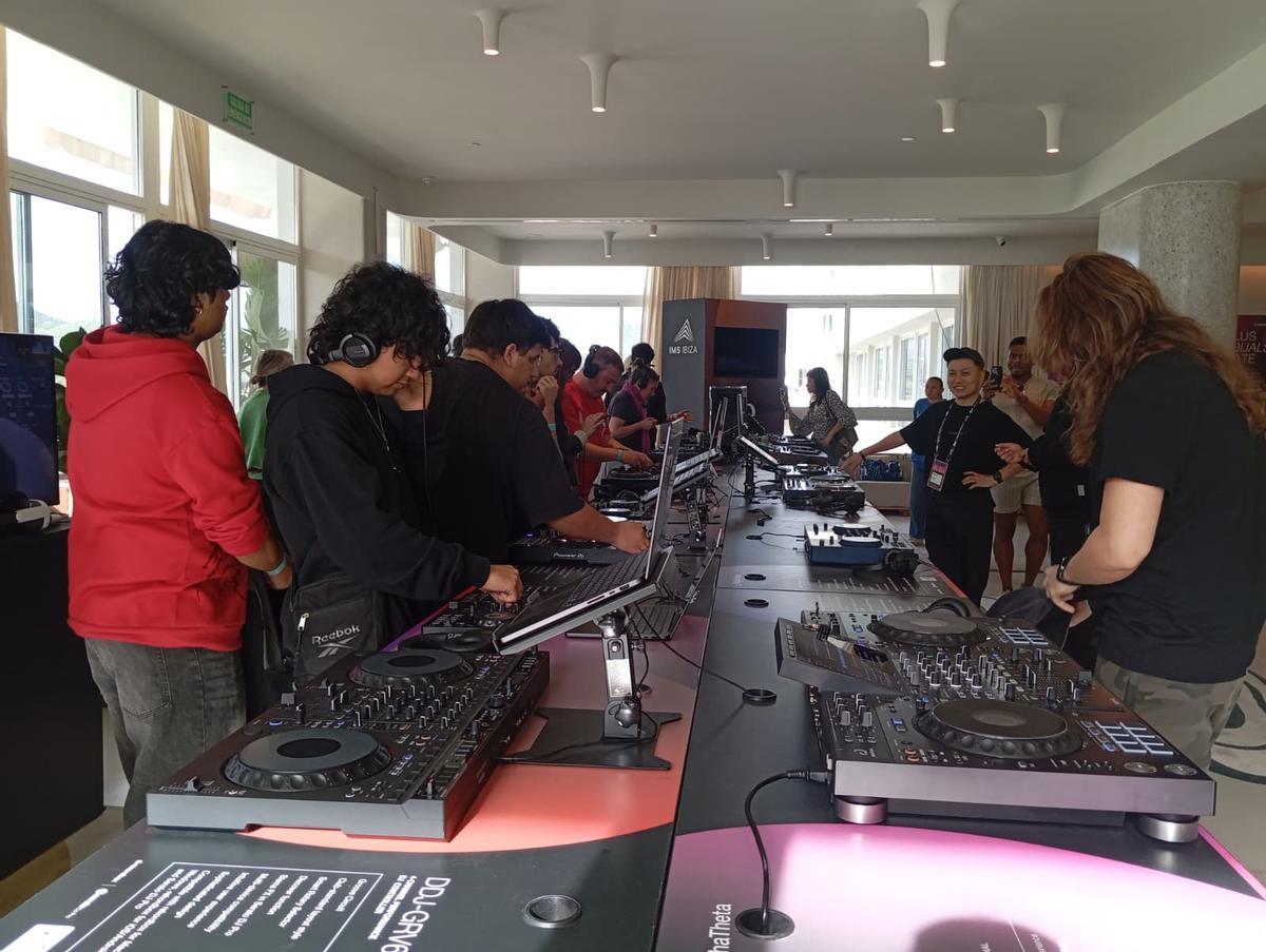 Asistentes al taller de IMS de dj prueban los equipos.