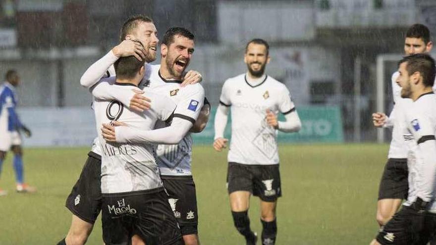 Los jugadores del Caudal celebran uno de los dos goles que marcó Toquero, de espaldas en la imagen, ayer ante el Urraca.