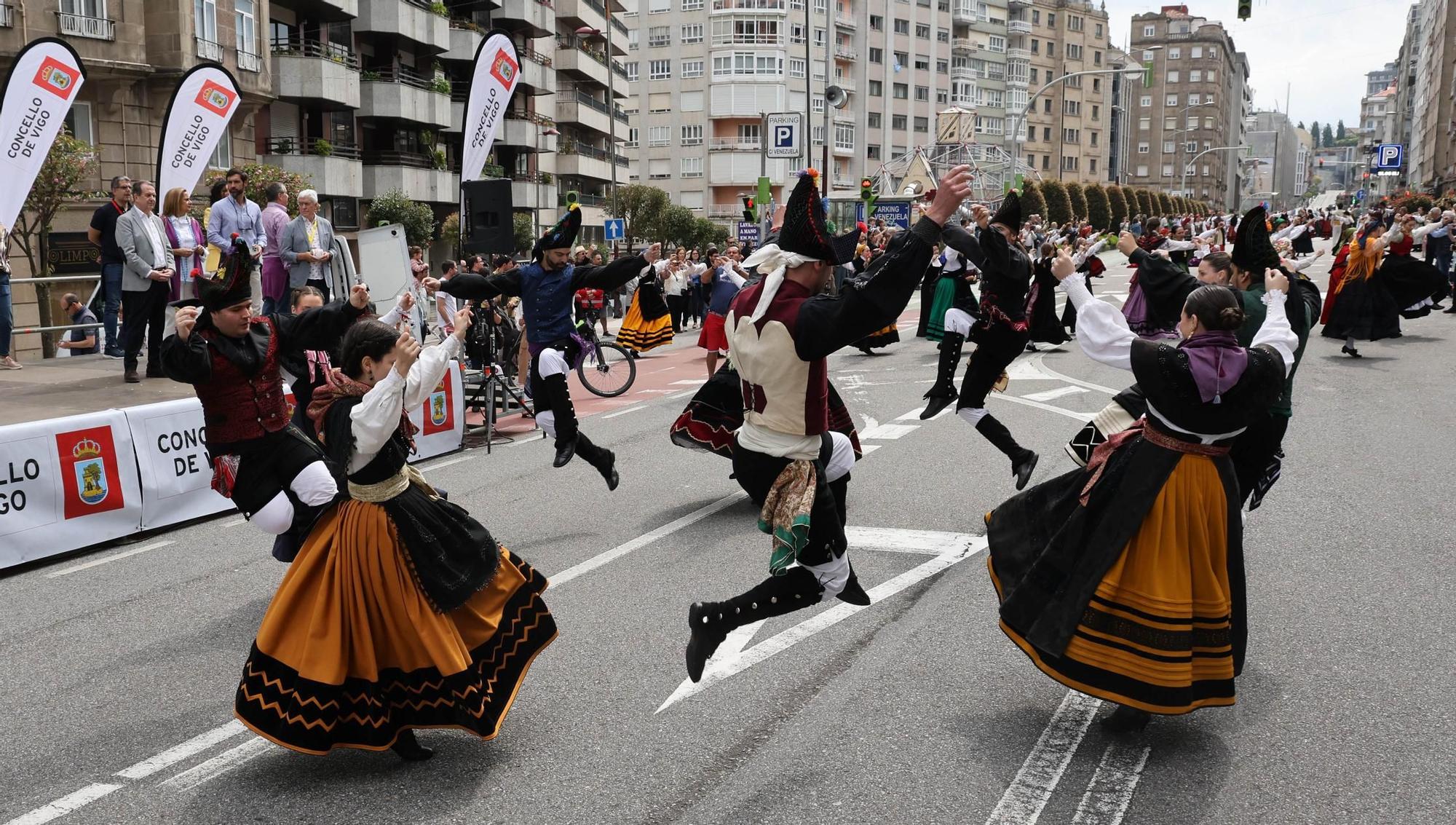 Vigo baila «al compás de una muiñeira»