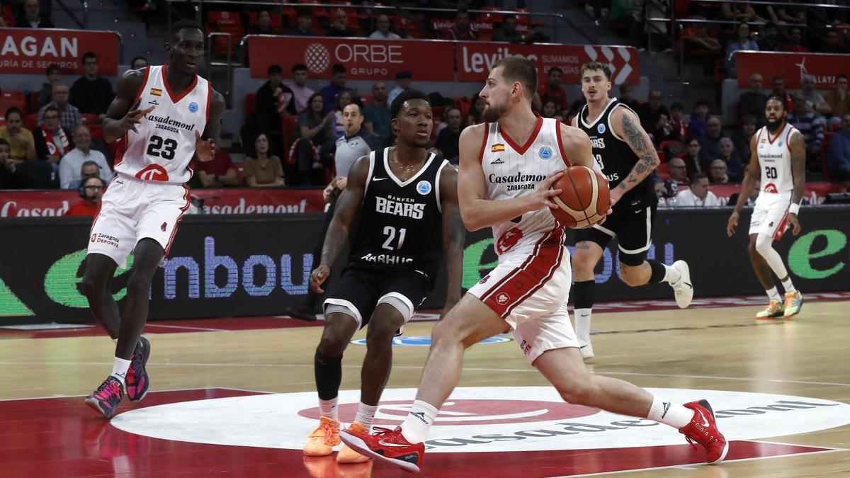 Stevenson entra a canasta durante el partido de este miércoles.