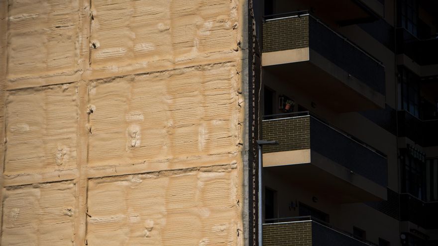 Tapan con poliuterano la fachada del edificio