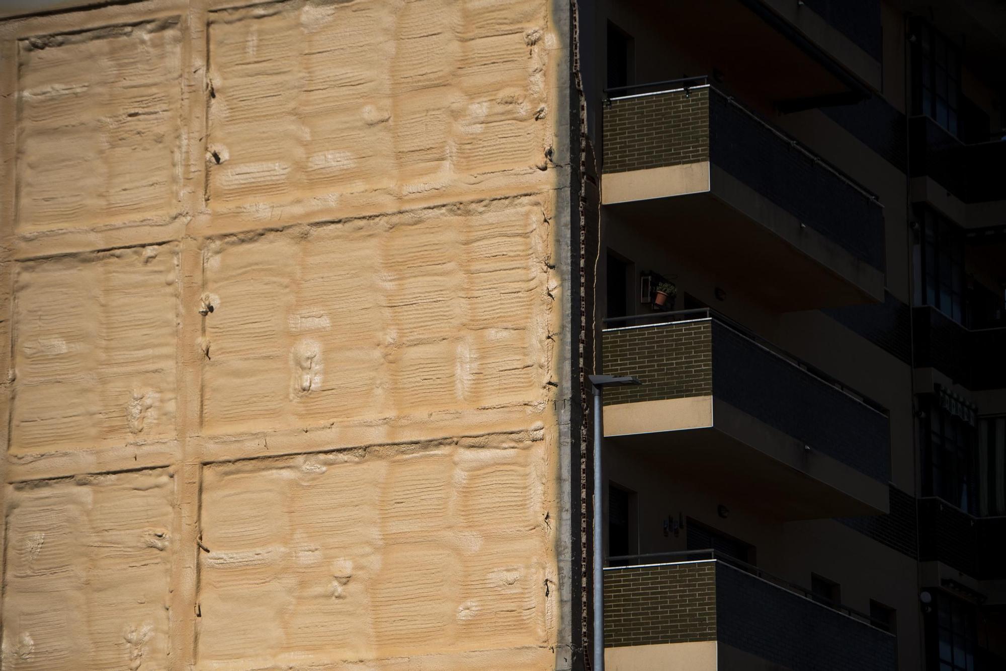 Tapan con poliuterano la fachada del edificio