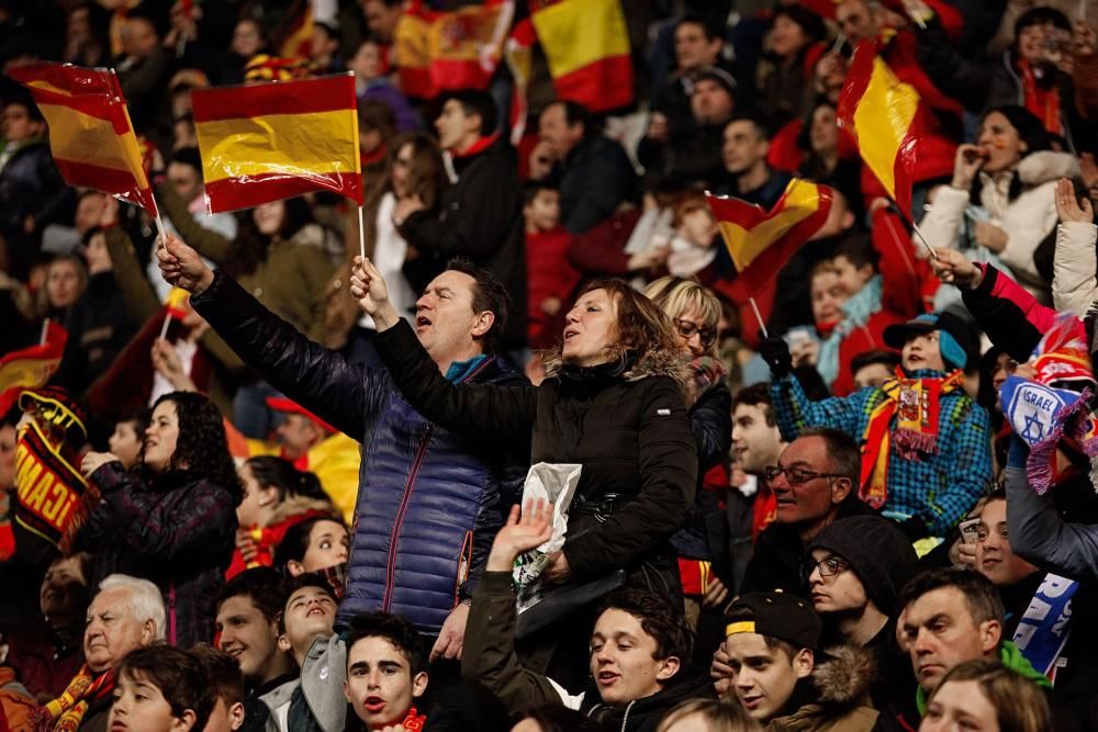 Aficionados en El Molinón durante el España-Israel