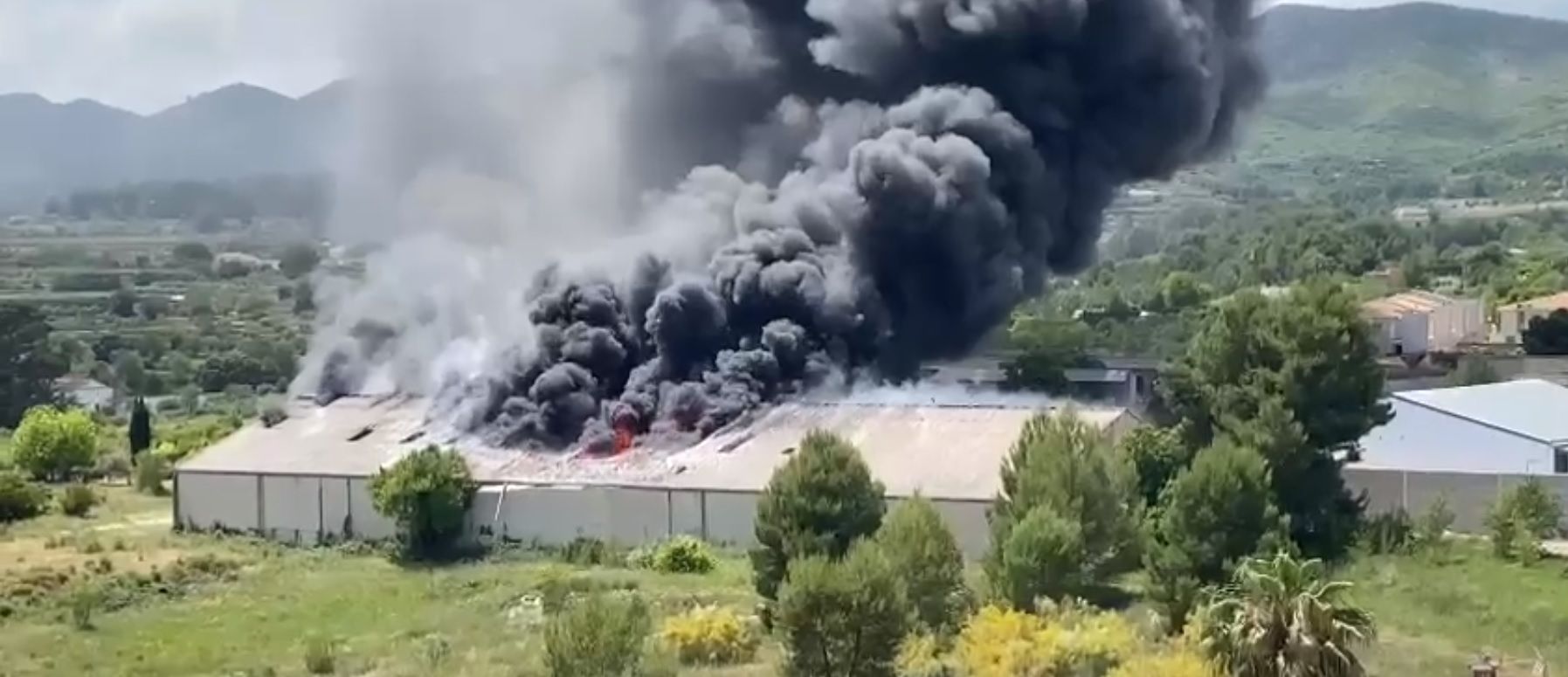 Se desata un incendio en una nave de almacenaje de ropa en L'Olleria