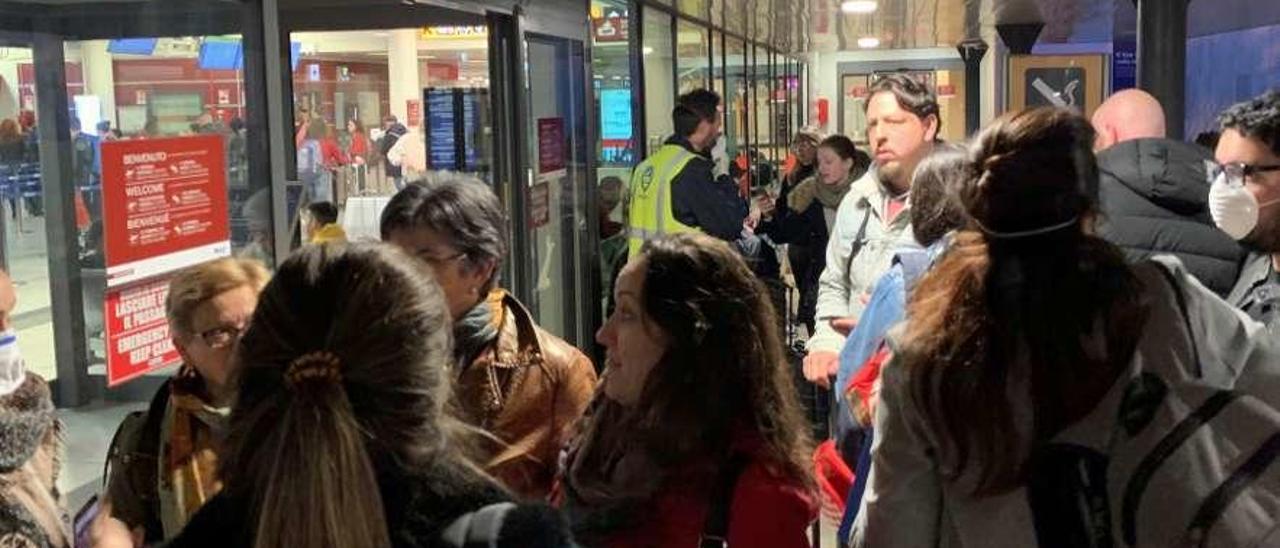 Españoles a las puertas del aeropuerto romano de Ciampino, ayer por la tarde.