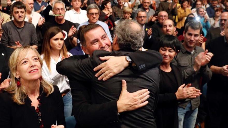 Torra se abraza con Otegi en el acto de San Sebastián