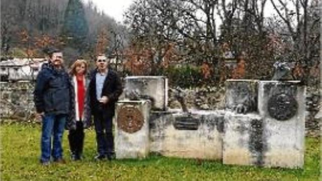 A l'esquerra, el senador mexicà de visita a St. Joan de les Abadesses.