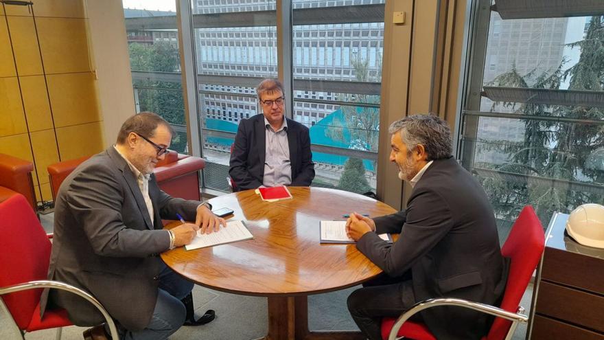 Por la izquierda, Roberto García, José Antonio Cases y el consejero, Alejandro Calvo, ayer, en Oviedo.