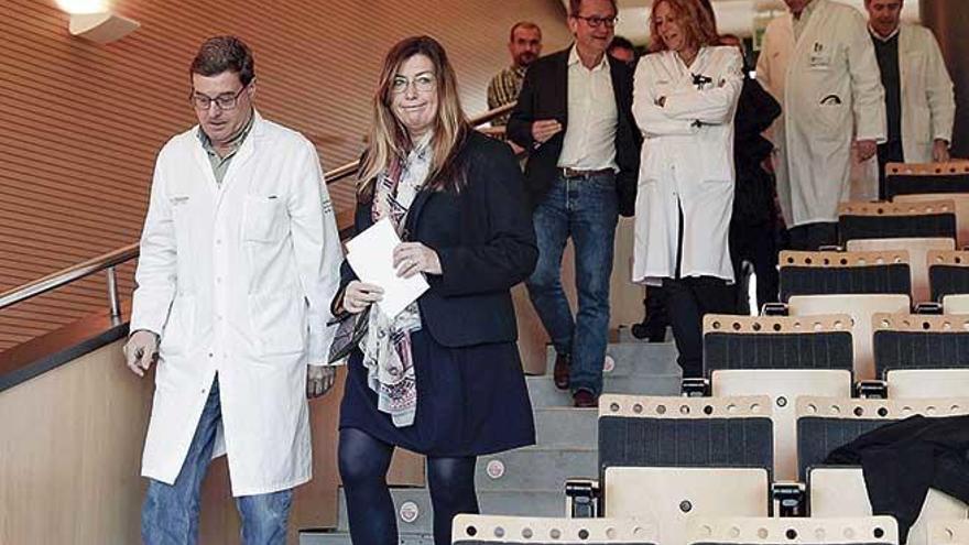 La consellera de Salud, Patricia GÃ³mez, y el virÃ³logo y responsable de MicrobiologÃ­a, Jordi Reina, llegando a la rueda de prensa de ayer.