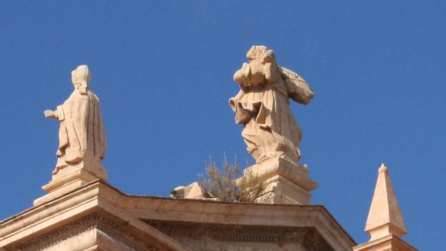 Junto al Ángel de la Fama, que corona la fachada principal de San Patricio, lo que podría ser una planta de romero.