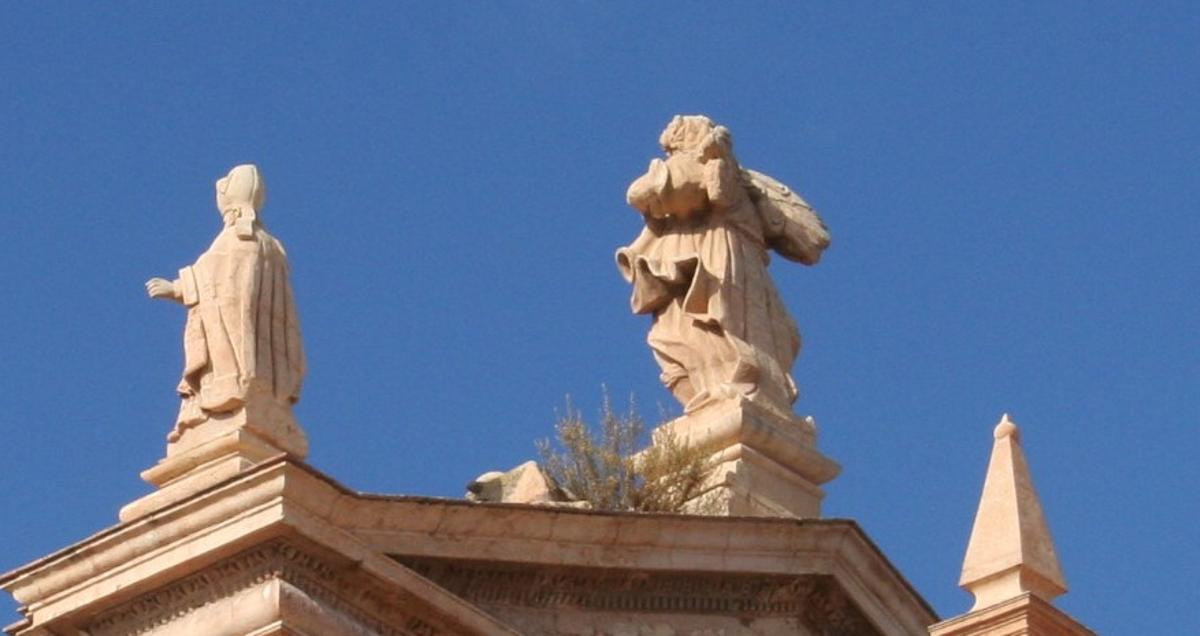 Junto al Ángel de la Fama, que corona la fachada principal de San Patricio, lo que podría ser una planta de romero.