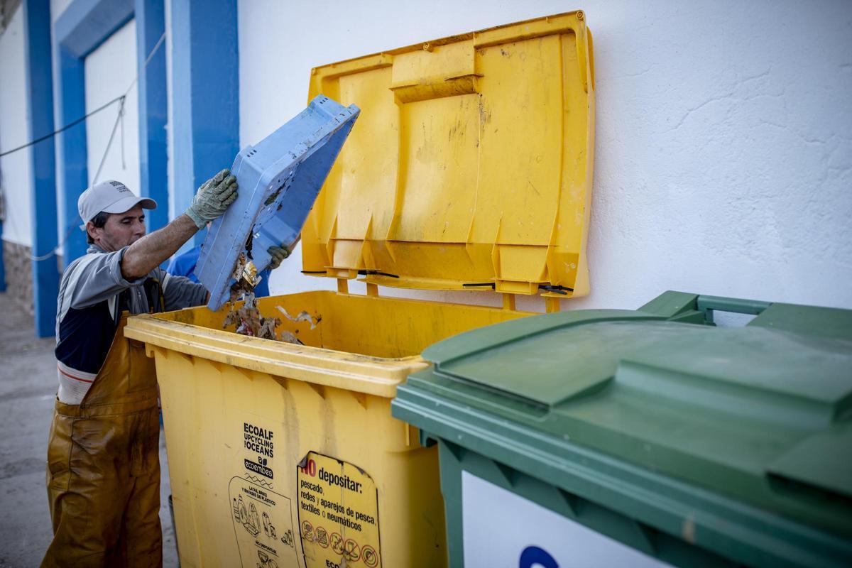 La basura extraida del mar se lleva a tierra, donde se separa y deposita en contenedores para su reciclaje.