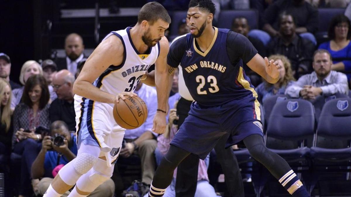 Marc Gasol consiguió el triple decisivo para la victoria ante Davis y los Pelicans.