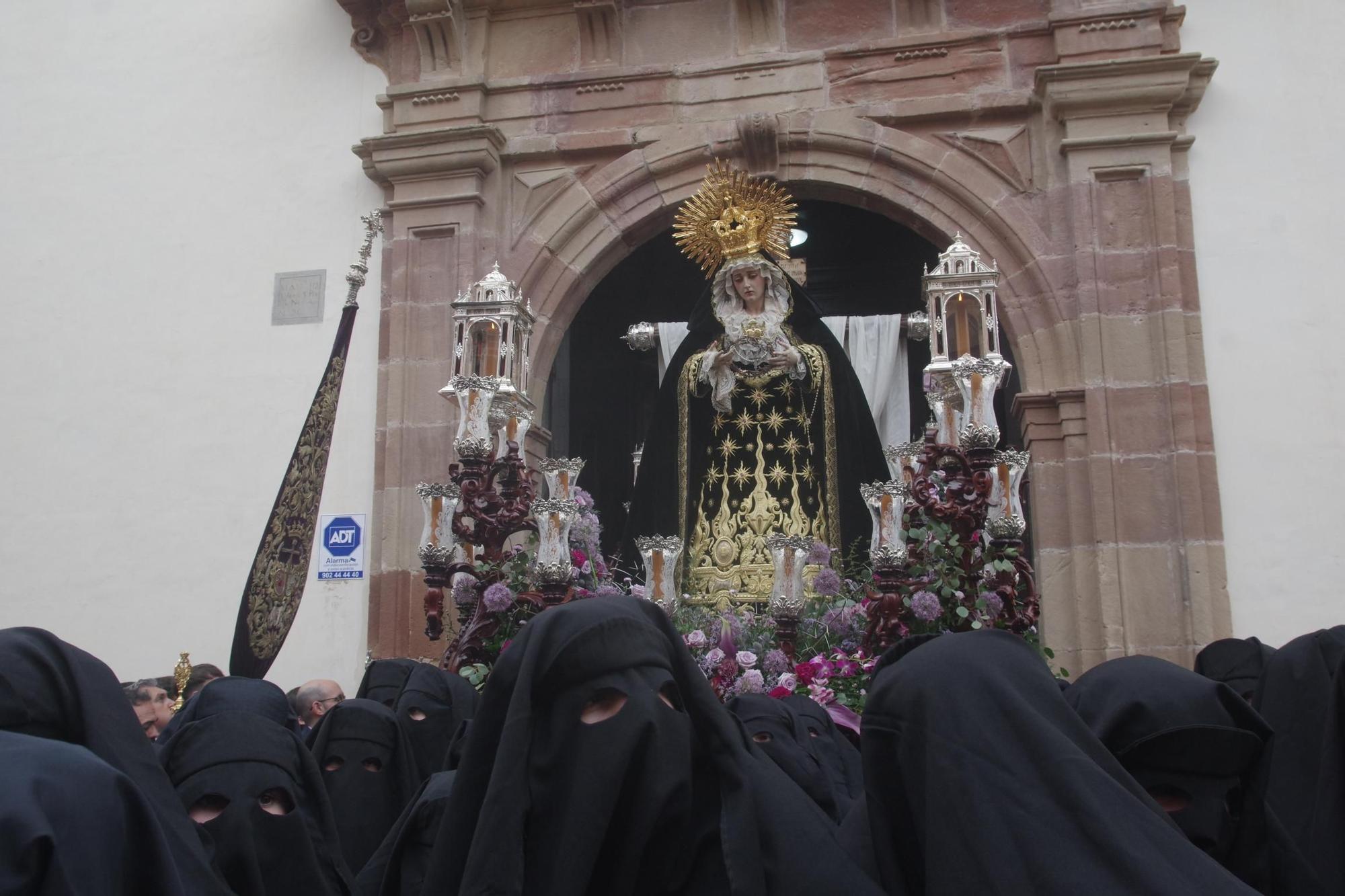 Salida de la Hermandad de la Santa Cruz en el Jueves Santo de Málaga.