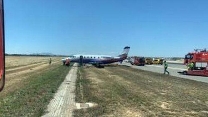 Reabierto el aeropuerto de Alicante tras retirar el avión privado accidentado