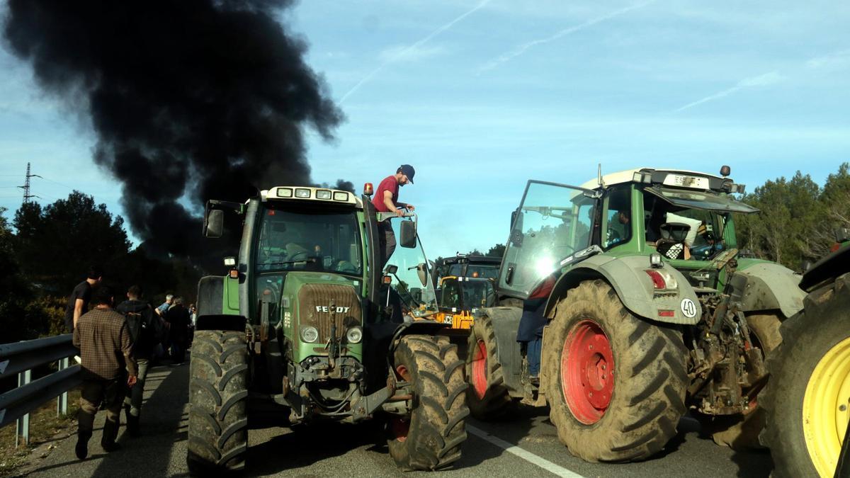 Pagesos gironins recollint després de decidir aixecar el tall de Pontós. | MARINA LÓPEZ