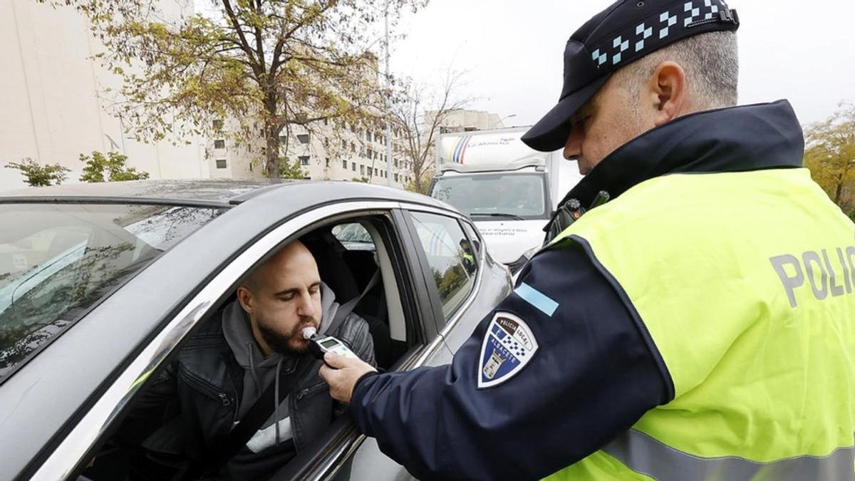 Policias haciendo un control de alcoholemia