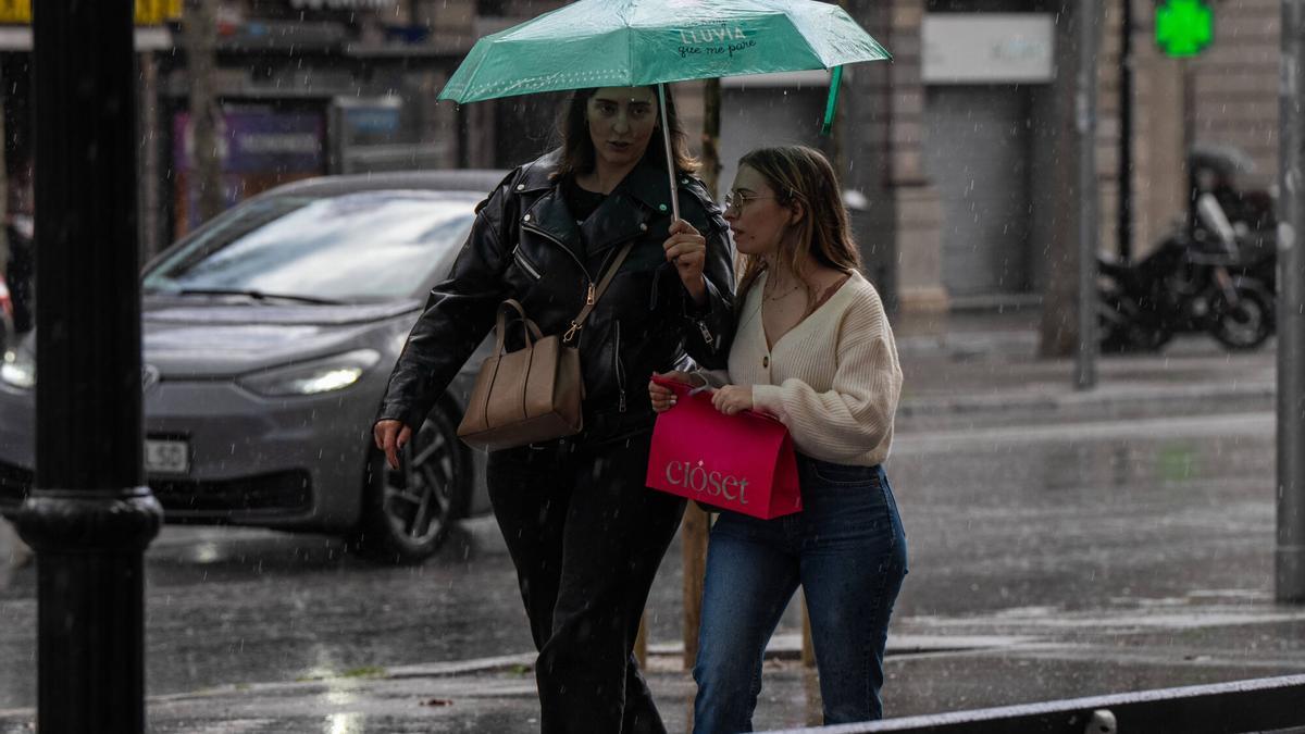 BARCELONA 22/03/2025 Sociedad. Ambiente de lluvia en el centro de Barcelona. FOTO de ZOWY VOETEN