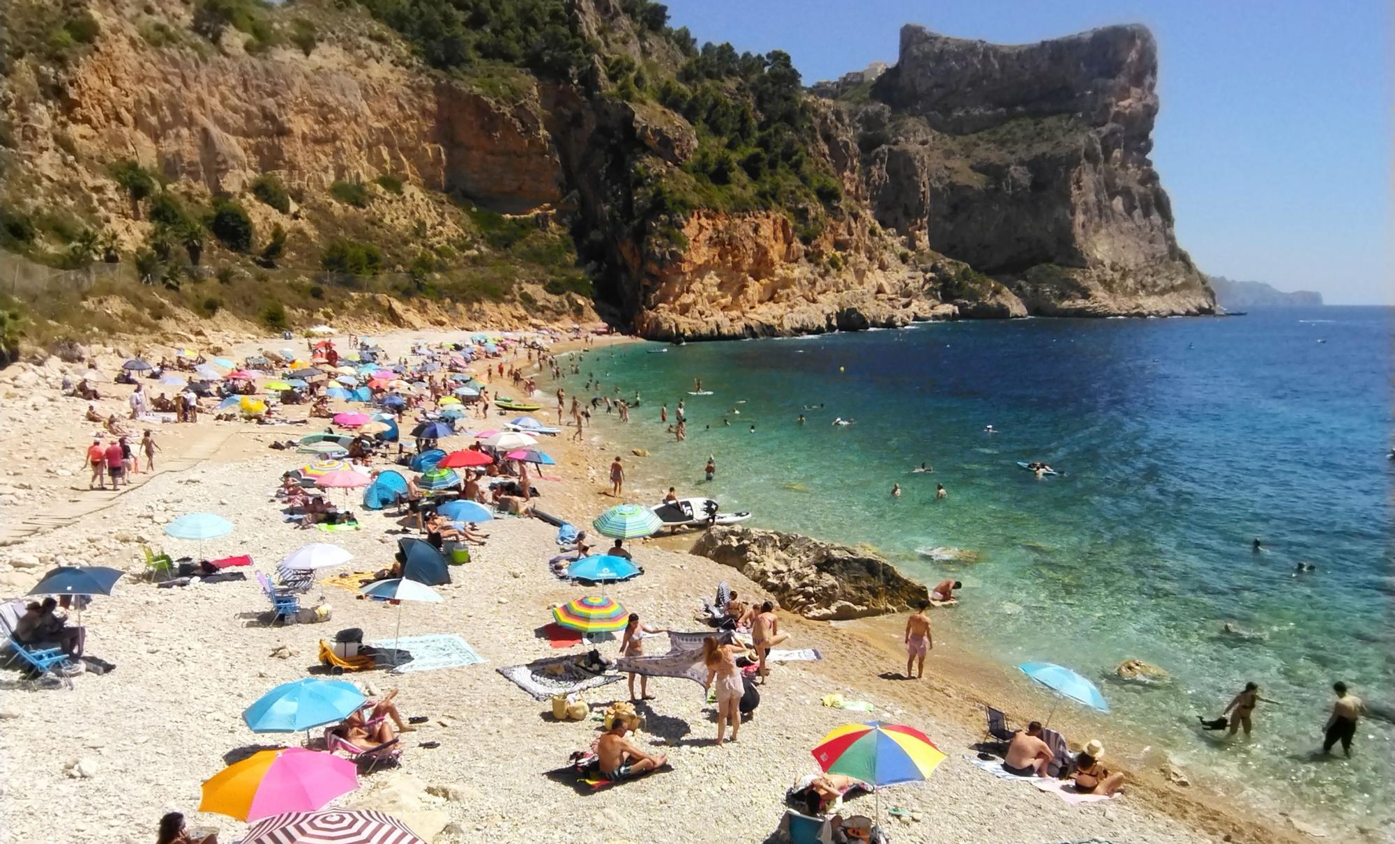 El Moraig: así es la primera playa valenciana que cobra para mitigar la masificación