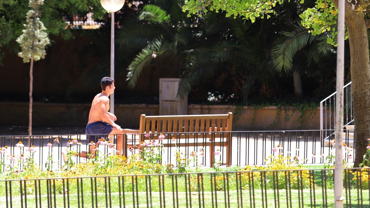 Una persona hace ejercicio en un parque de Murcia.