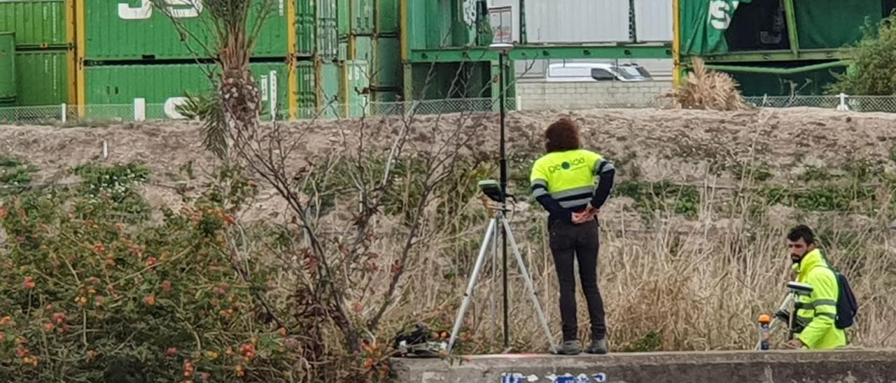 Topógrafos tomando juntos a las vías de acceso de los trenes al puerto de Alicante