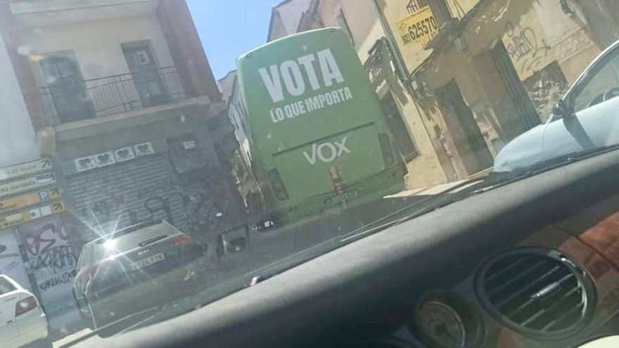 Un autobús de Vox se queda atascado en la calle Peñas y destroza un balcón en Cáceres