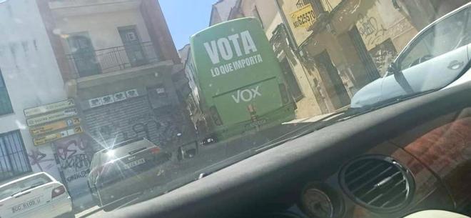 Fotogalería | Un autocar de Vox se empotra en la calle Peñas de Cáceres