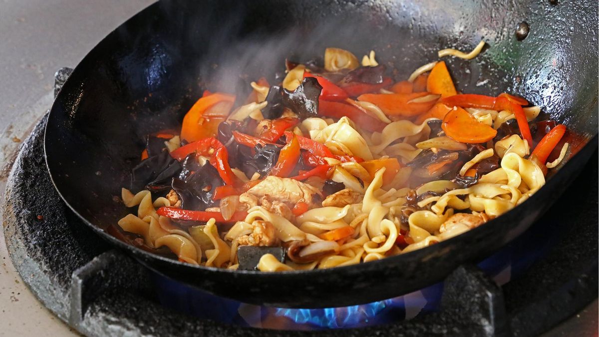 Verduras y pasta en un wok.