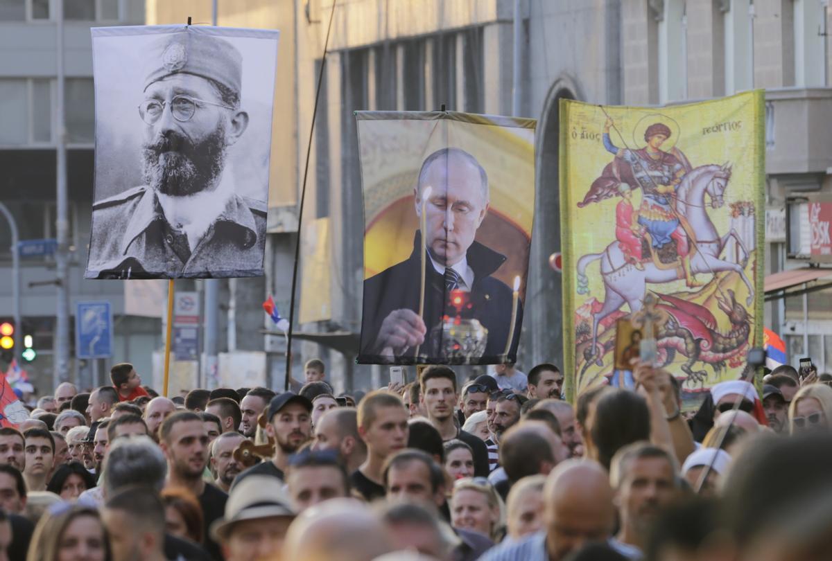 Manifestantes marchan sosteniendo banderas del controvertido líder serbio de la Segunda Guerra Mundial, el general Dragoljub Draza Mihailovic y del presidente ruso Vladimir Putin, durante una protesta contra el evento internacional LGBTQ EuroPride en Belgrado