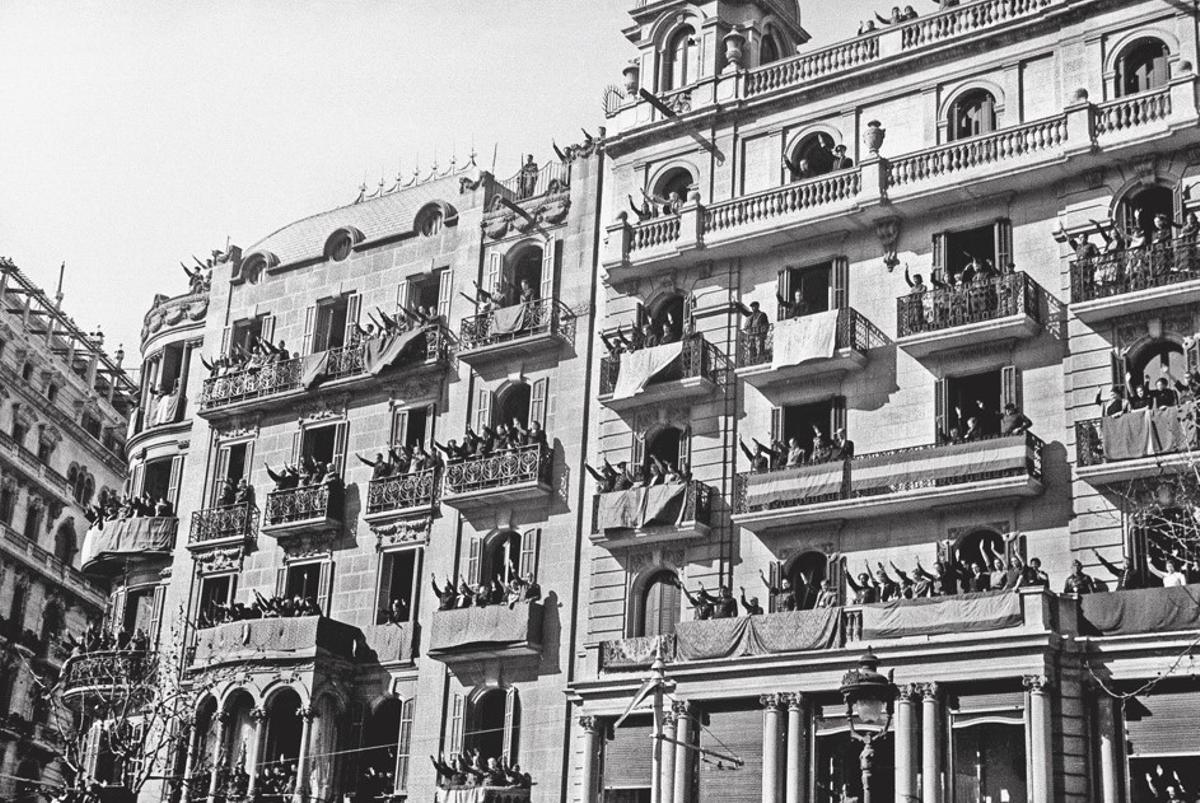 Los números 508-510 de la avenida Diagonal, entre las calles de Tuset y Balmes, que albergaron a Franco y a su círculo de confianza y a los principales invitados del nuevo poder civil y militar, con los balcones a rebosar de afectos al régimen.