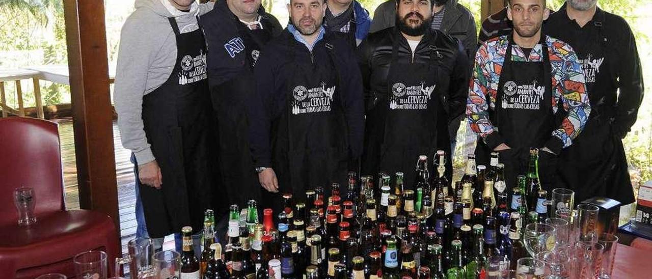 Fundadores de la agrupación Coleccionistas Cerveceros en Galicia, ayer, en Silleda. // Bernabé/Javier Lalín