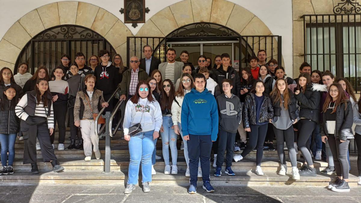 Estudiantes posan con profesores y los alcaldes de Toro y Guernica