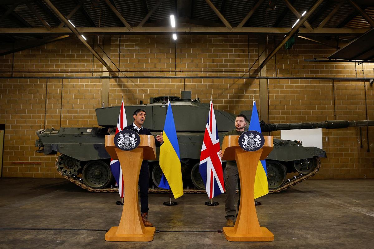 El primer ministro británico, Rishi Sunak (I), y el presidente de Ucrania, Volodimir Zelenski (D), durante una rueda de prensa en Reino Unido