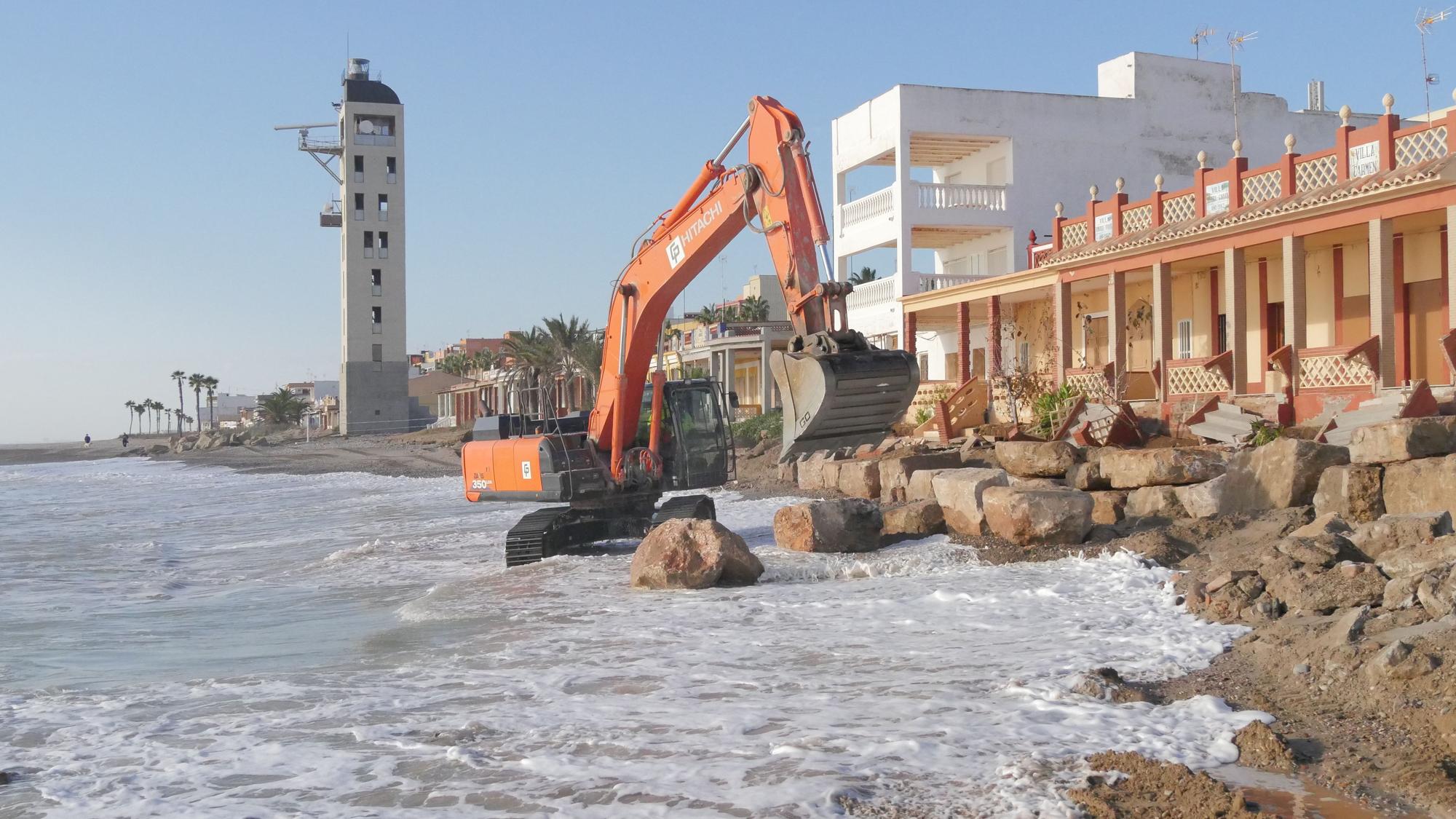 Nules no espera a Costas y actúa para proteger las viviendas de primera línea de playa