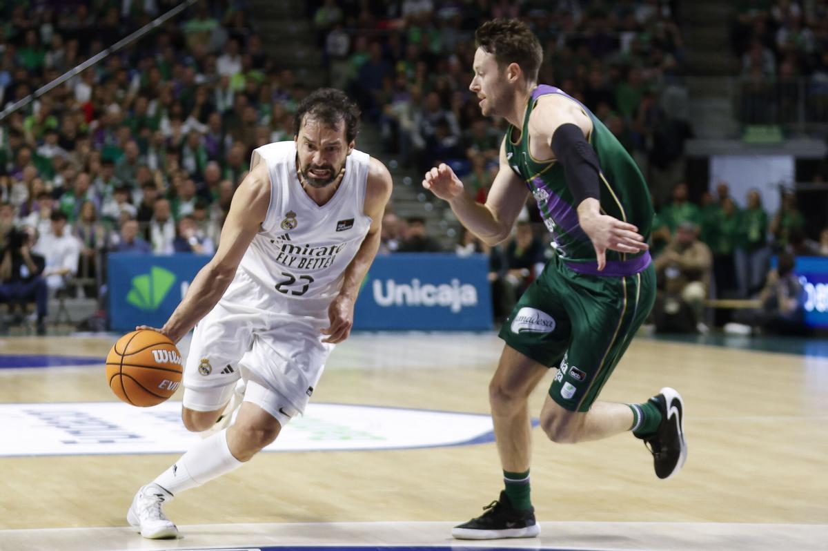 Sergio Llull se escapa de Tyler Kalinoski, de Unicaja, en el Palacio de deportes José María Martín Carpena