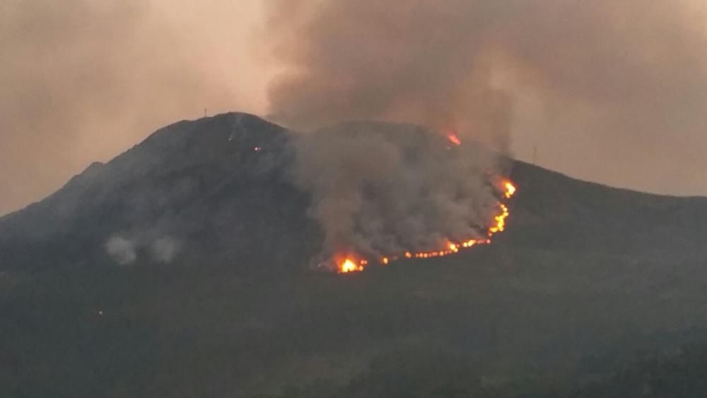 Incendios en Galicia | El fuego de Porto do Son arrasa el monte de A Curota