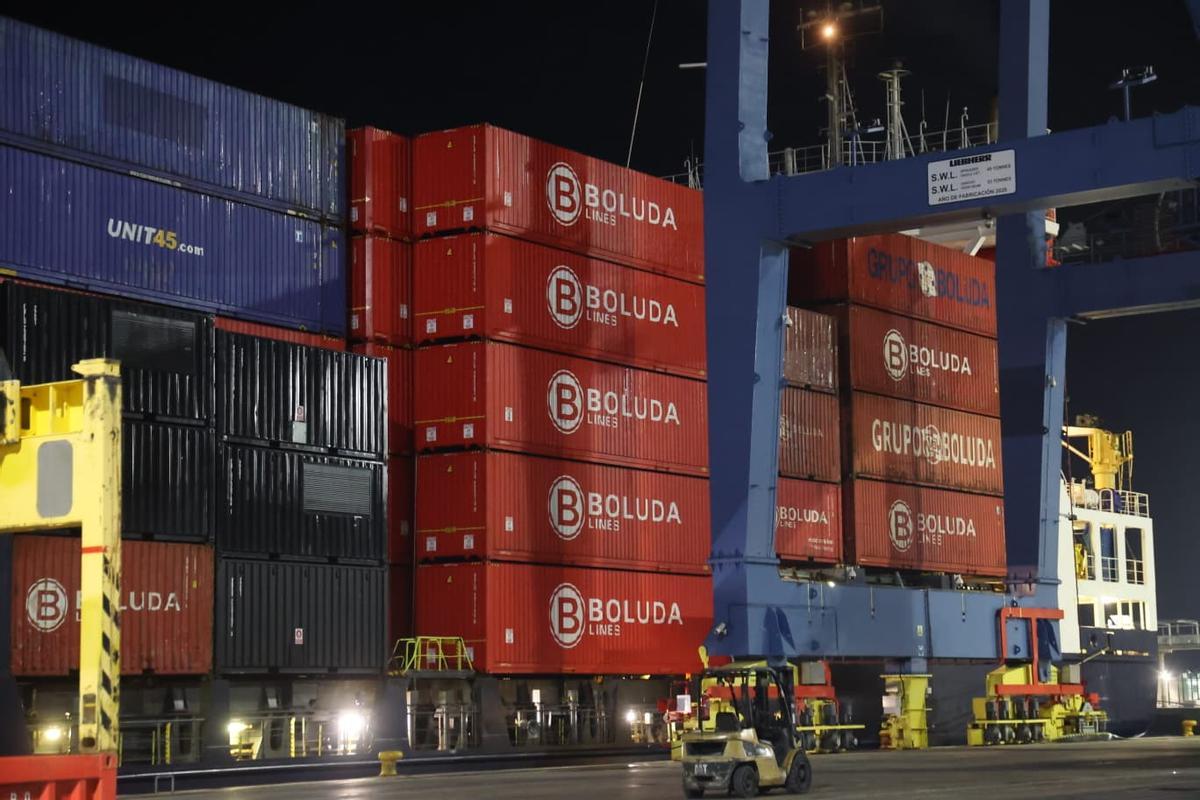 Los contenedores cargados de melones.