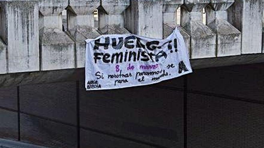 Pancarta colgada en el puente de la avenida Cardenal Cisneros.