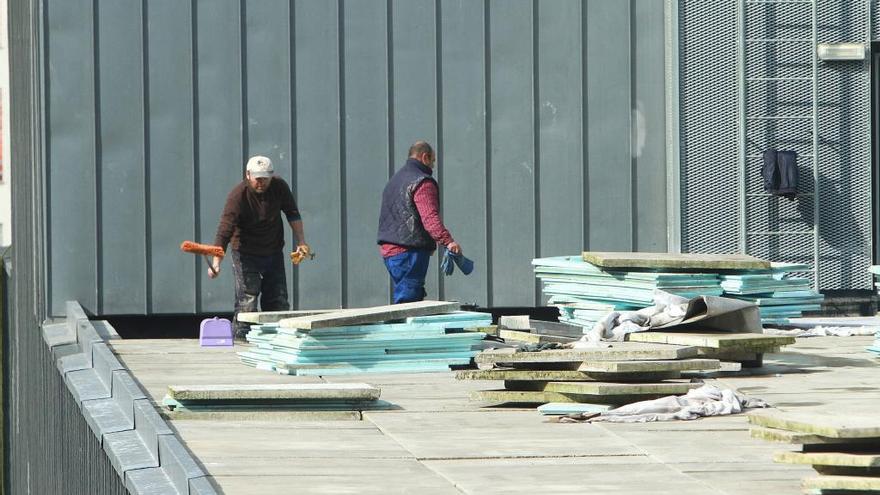 Operarios trabajando esta mañana en la cubierta del centro de salud