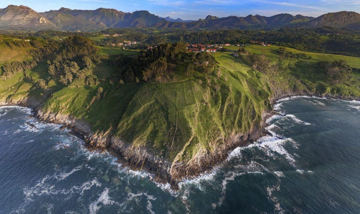 El faro de  Ribadesella,  ubicado en  la localidad  de Tereñes. | DAVID BODE